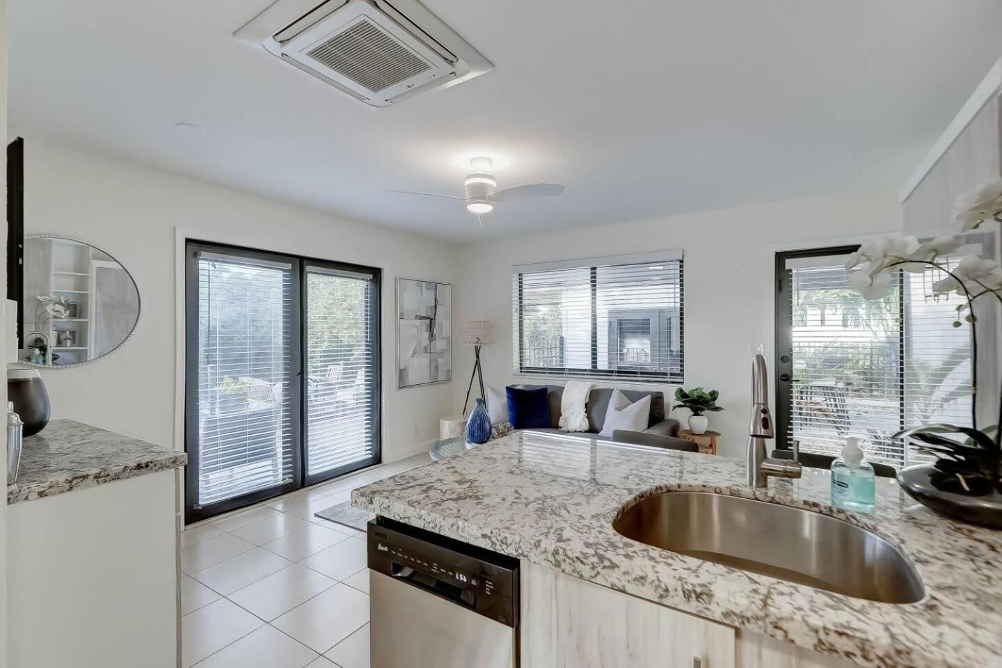 Apartment Waterfront Deck Pool Kayak Fort Lauderdale