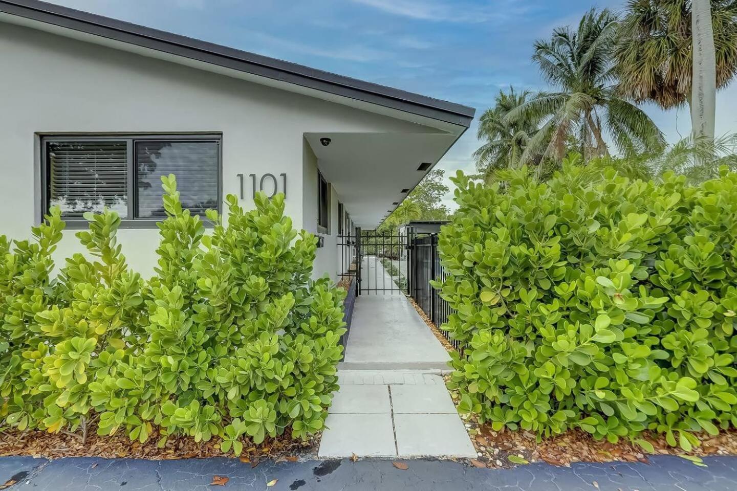 Waterfront Deck Pool Kayak * Fort Lauderdale